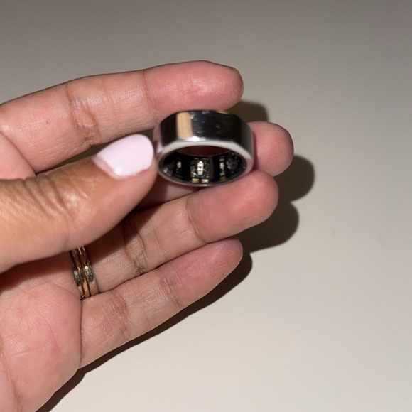 Oura Silver Ring Smart Wearable with Advanced Tracking
